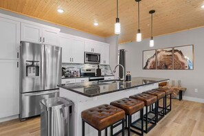Fridge, microwave, oven, stovetop - 1 mile from Silver Dollar City- Hot Tub and Game Room (Branson)