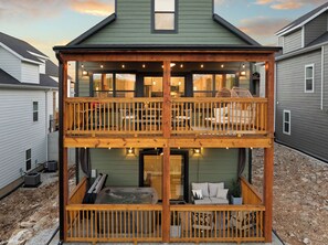 Terrace/patio - 1 mile from Silver Dollar City- Hot Tub and Game Room (Branson)