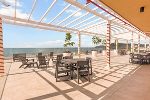 Outdoor dining - Golden Light Beachfront Condo in the Heart of Town (Jaco)
