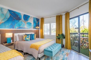 1 dormitorio, escritorio, tabla de planchar con plancha y cuna de viaje