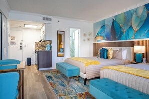 1 dormitorio, escritorio, tabla de planchar con plancha y cuna de viaje