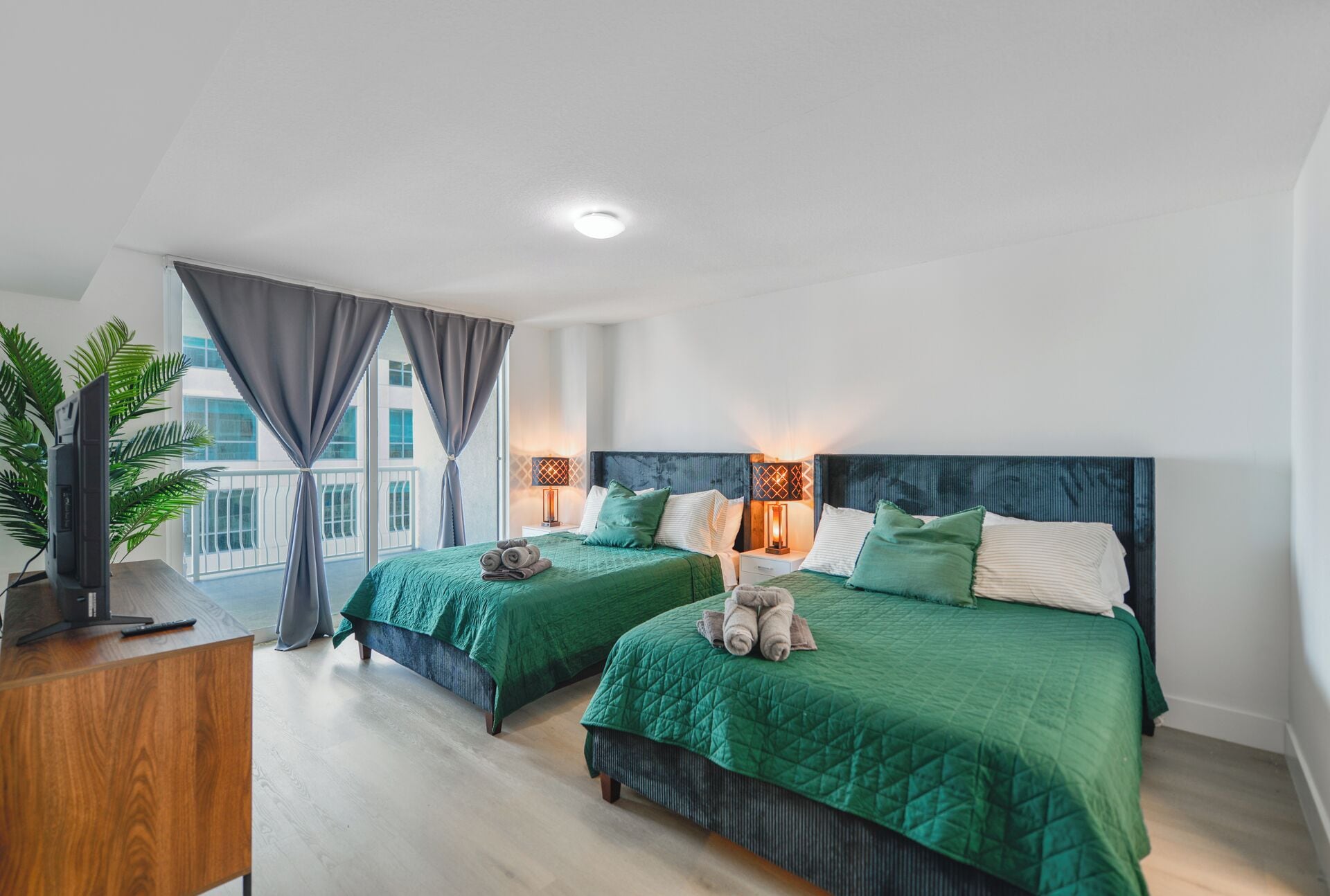 Apartamento | Cortinas blackout, ferros/tábuas de passar roupa, Wi-Fi de cortesia