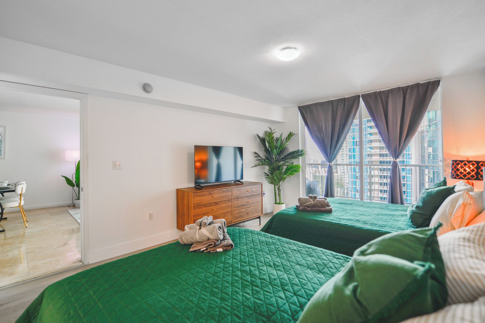 Cortinas blackout, tabla de planchar con plancha y wifi gratis 