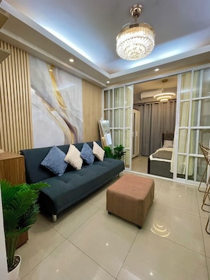 TV - 12FLR 1 BR Condo Unit with Balcony - Pool View near MOA, Pasay City (Pasay City)
