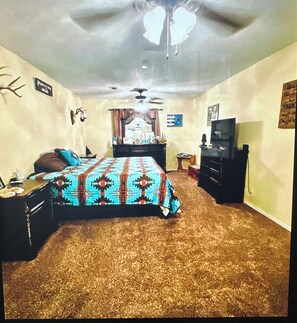 Tabla de planchar con plancha, wifi y ropa de cama 