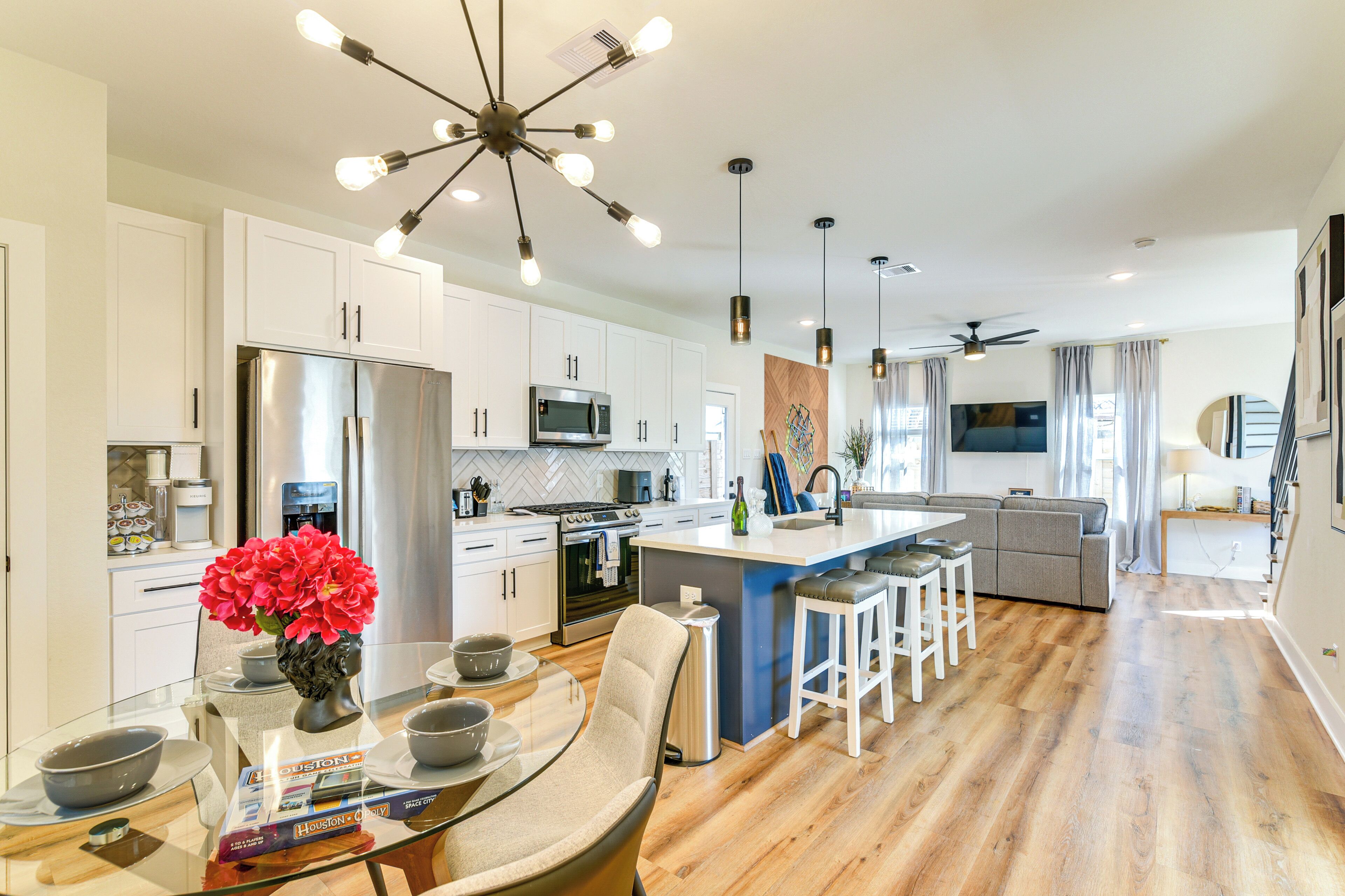 Micro-ondes, plaque de cuisson, lave-vaisselle, cafetière/bouilloire