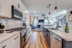 Een microgolfoven, een kookplaat, een vaatwasser