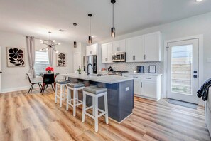 Een microgolfoven, een kookplaat, een vaatwasser