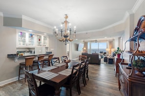 Dining - Exclusive beachfront units and breathtaking ocean views at Princess Condos. (Panama City Beach)