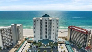 Ein Hochhaus-Hotel mit einer zentralen Atrium, einem Pool und Blick auf den Strand.
