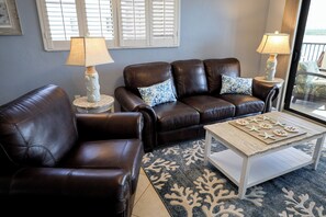 Smart TV - New Beachfront Condo - Breathtaking Views & Pool (Fort Myers Beach)