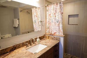 Dusj, hårføner, håndklær og såpe