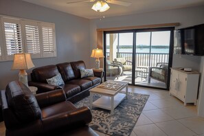 Smart TV - New Beachfront Condo - Breathtaking Views & Pool (Fort Myers Beach)