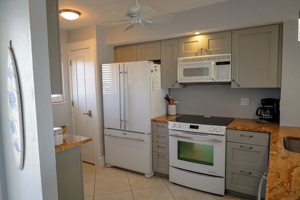 Jääkaappi, mikroaaltouuni, uuni, liesi