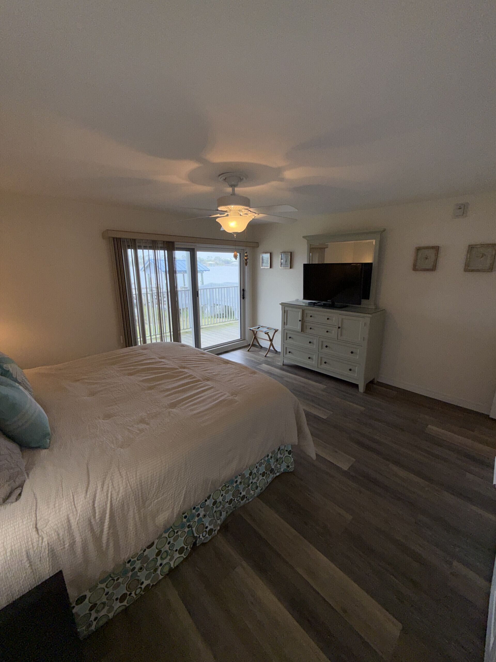 Tabla de planchar con plancha, wifi y ropa de cama 