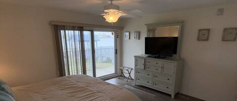 Tabla de planchar con plancha, wifi y ropa de cama