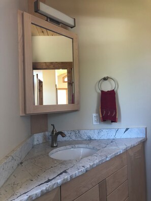 Shower, hair dryer, towels, soap - High Desert Escape (Moab)