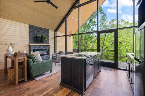 The Miller at In the Trees Luxury Resort, Hot Tub, Fireplace, Mountaintop