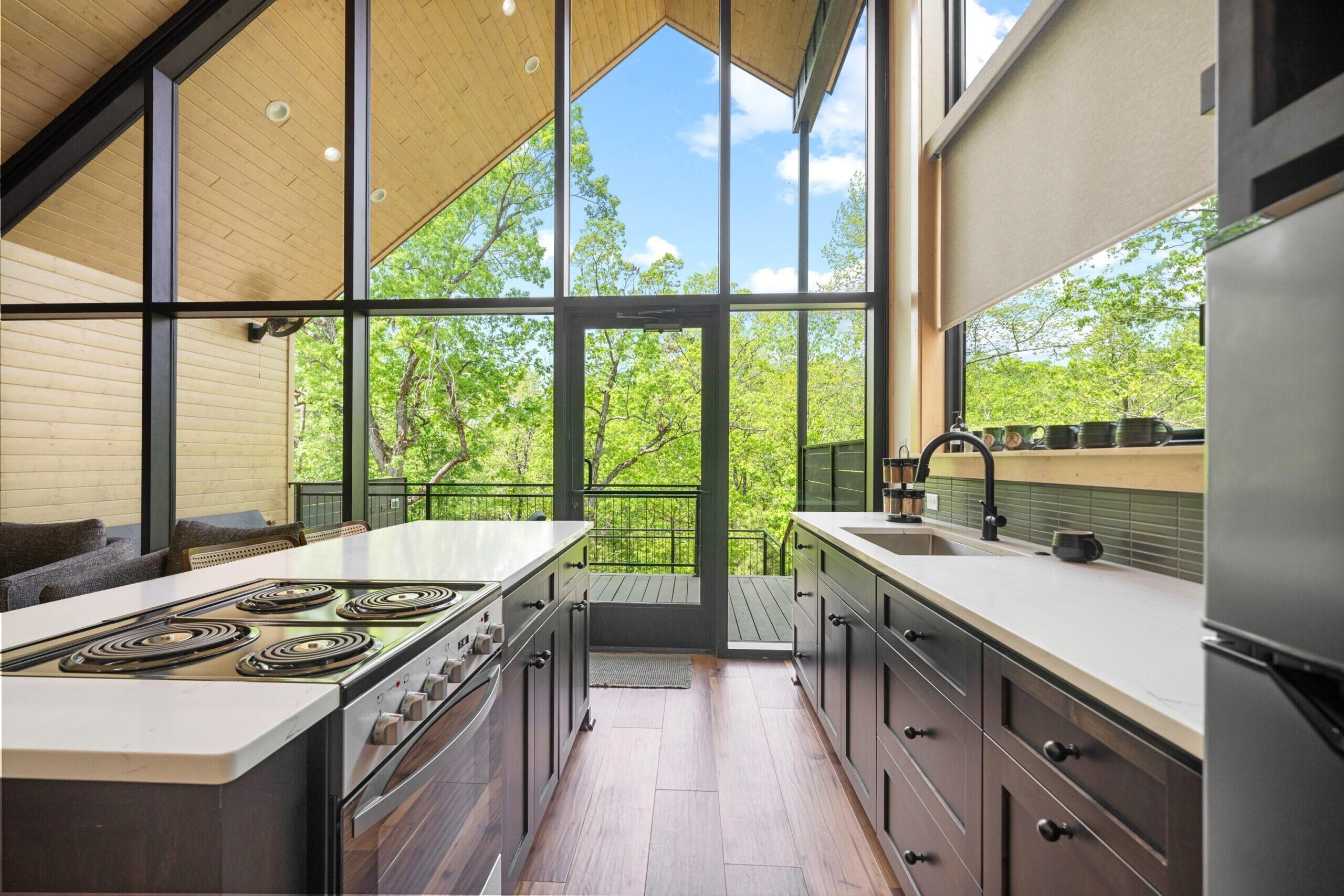 Refrigerador, microondas, cafetera y tetera y comedor 