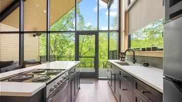 Refrigerador, microondas, cafetera y tetera y comedor