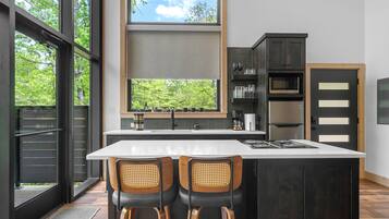 冰箱、微波炉、茶具/咖啡用具、餐桌