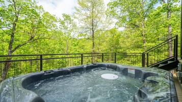 Tina de hidromasaje al aire libre