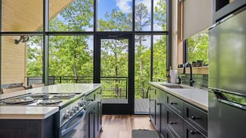 Refrigerador, microondas, parrilla de estufa y cafetera y tetera