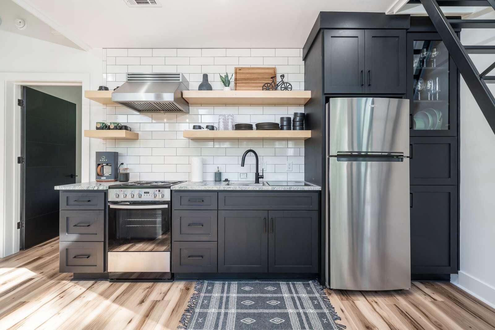 Kühlschrank, Mikrowelle, Herdplatte, Esstisch