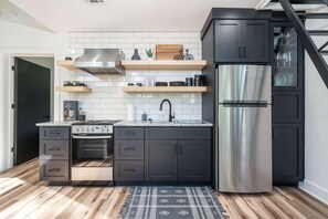 Kjøleskap, mikrobølgeovn, kokeplater og spisebord