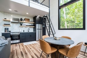 Jääkaappi, mikroaaltouuni, liesi, kahvin-/teenkeitin