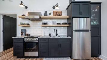 Cafetera y tetera, refrigerador, microondas y parrilla de estufa