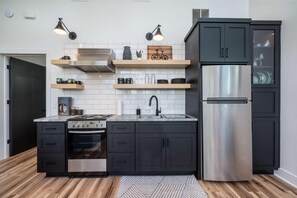 Réfrigérateur, four à micro-ondes, surface de cuisson, cafetière-théière