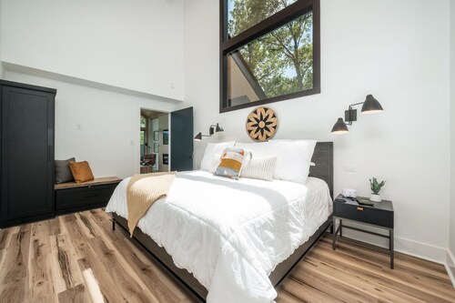 The Grey Horse at In the Trees Luxury Resort, Mountaintop, Hot Tub, Outdoor Fireplace