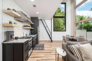 Réfrigérateur, micro-ondes, plaque de cuisson, cafetière/bouilloire