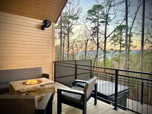 The Bramble at In the Trees, Mountaintop, Hot Tub, Fireplace, Luxury