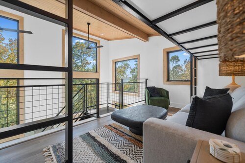 The Swallow Treehouse at In the Trees Luxury Resort, Mountaintop, Hot Tub, Outdoor Fireplace