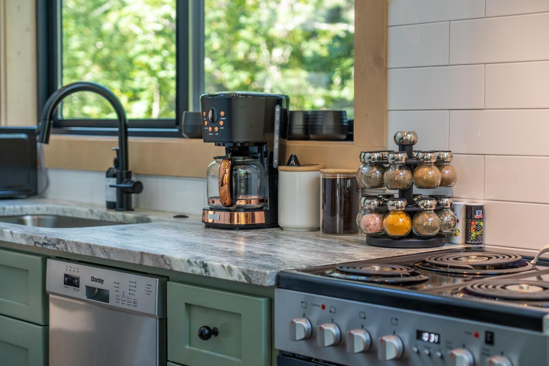 Refrigerador, microondas, parrilla de estufa y cafetera y tetera 