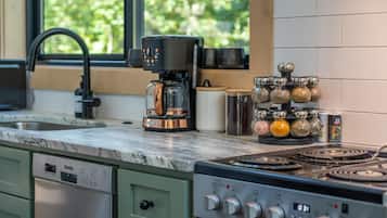 Refrigerador, microondas, parrilla de estufa y cafetera y tetera