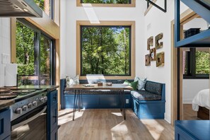 Kaffetrakter/tekoker og spisebord