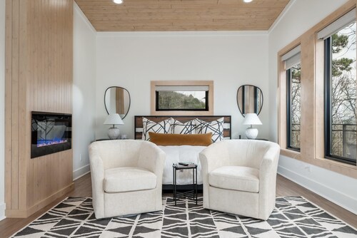 The Aged Owl at In the Trees Luxury Resort, Mountaintop, Hot Tub, Fireplace, Full Kitchen