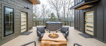 The Aged Owl at In the Trees Luxury Resort, Mountaintop, Hot Tub, Fireplace, Full Kitchen