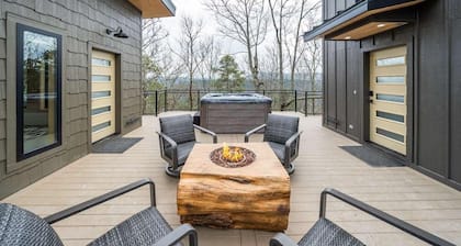 The Aged Owl at In the Trees Luxury Resort, Mountaintop, Hot Tub, Fireplace, Full Kitchen