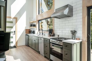 Kjøleskap, mikrobølgeovn, kokeplater og spisebord