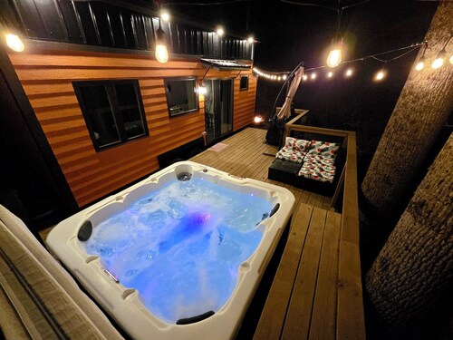 The Fox Den - Peaceful Tiny Home Retreat in the Mountains w/ Hot Tub & Fire Pit