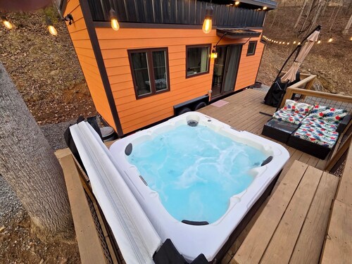 The Fox Den - Peaceful Tiny Home Retreat in the Mountains w/ Hot Tub & Fire Pit