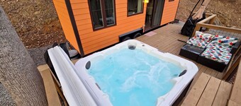 The Fox Den - Peaceful Tiny Home Retreat in the Mountains w/ Hot Tub & Fire Pit