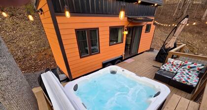 The Fox Den - Peaceful Tiny Home Retreat in the Mountains w/ Hot Tub & Fire Pit