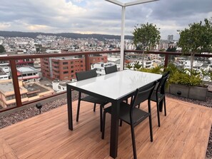 Outdoor dining - Brandnew cozy modern Studio in safe and trendy area in Quito North (Quito)