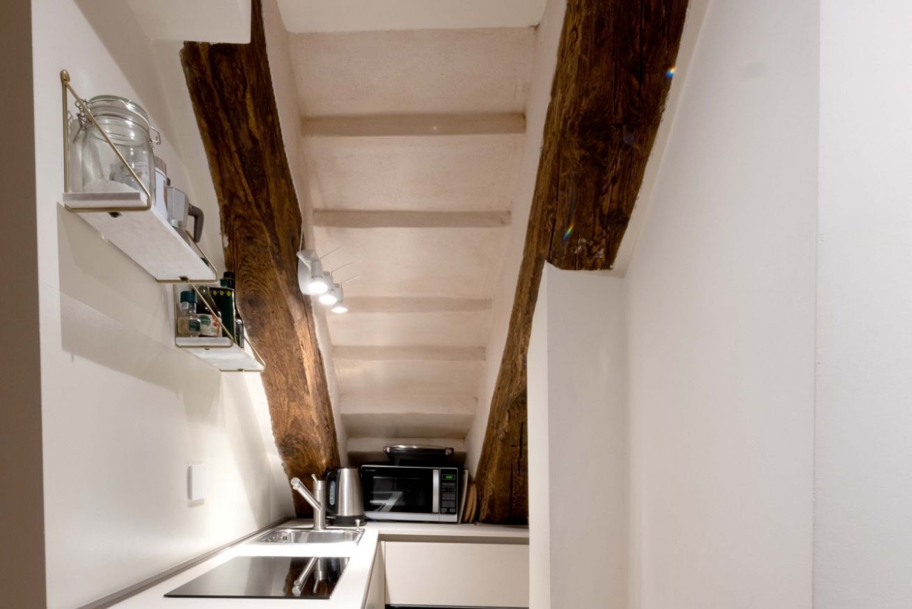 Geladeira, micro-ondas, cooktop, lava-louças