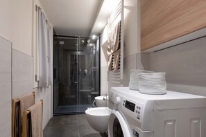 Regadera, bidet, toallas, shampoo 